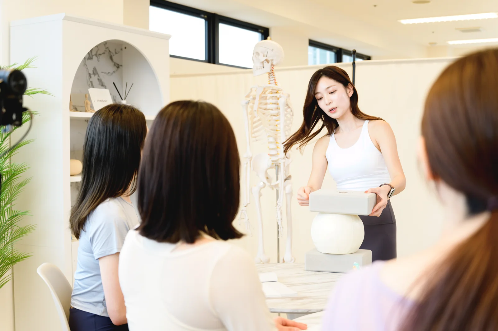 骨格模型を使って講義をする講師