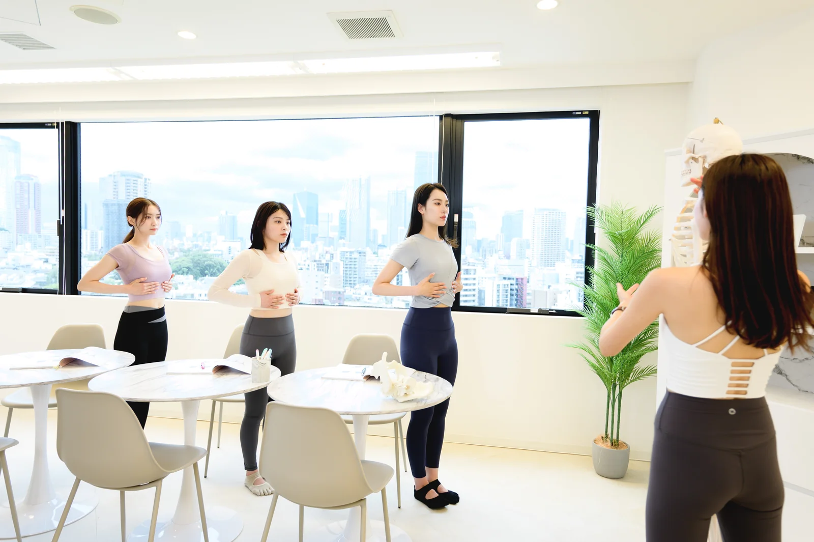 研修室で姿勢の実習をする受講者たち